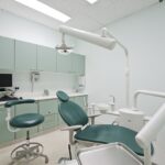 Choosing the Right Cosmetic Dentist for Your Smile Makeover: What to Look For